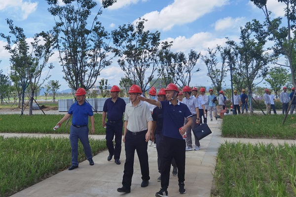 杨静波一行在钱水建考察.jpg